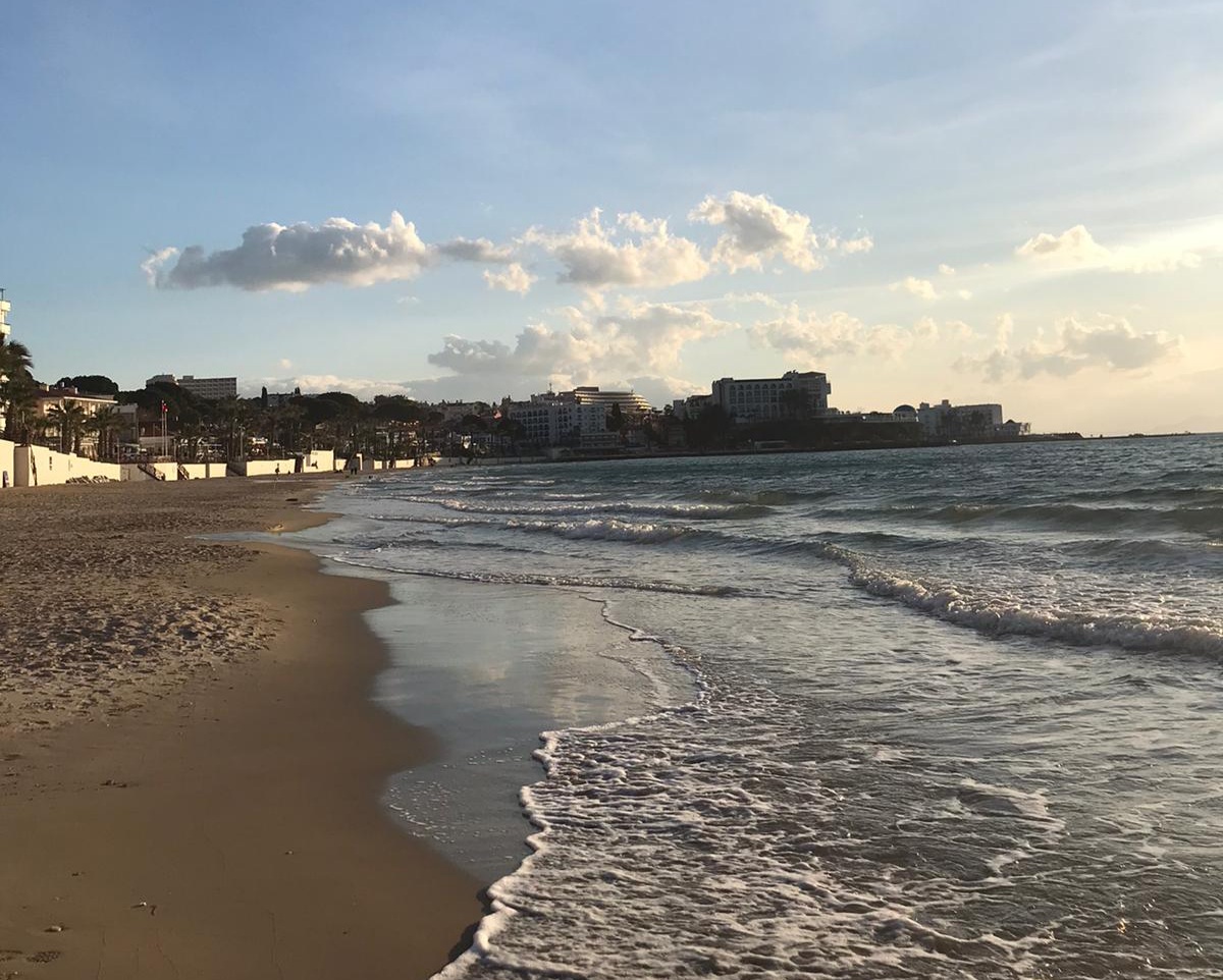 Akşamüstü dalgaların kumsala vurduğu sakin sahil